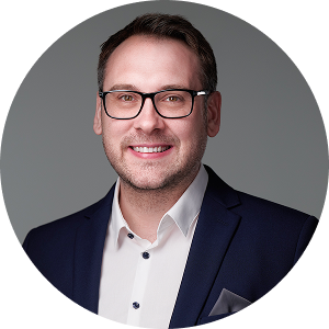 Az ügyfélkapcsolatért felelős munkatársat ábrázoló kép. A kép az ECK termékmenedzserét, Deák Gergőt ábrázolja. A kép célja, hogy az ügyfelek és érdeklődők arcot tudjanak párosítani a személyhez, akivel a Cégkapu használatáról és a hivatali ügyintézésről egyeztetni fognak.
